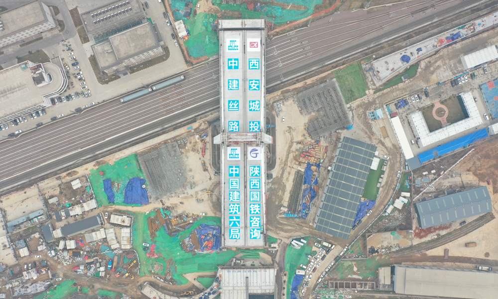 近日，由中國建筑旗下中建六局、中建絲路承建的西安幸福路北延伸工程超大型獨塔斜拉橋，經過120分鐘逆時針旋轉，順利跨越隴海鐵路，成功實現69.45度轉體，創國內多向不對稱斜拉橋轉體重量之最。