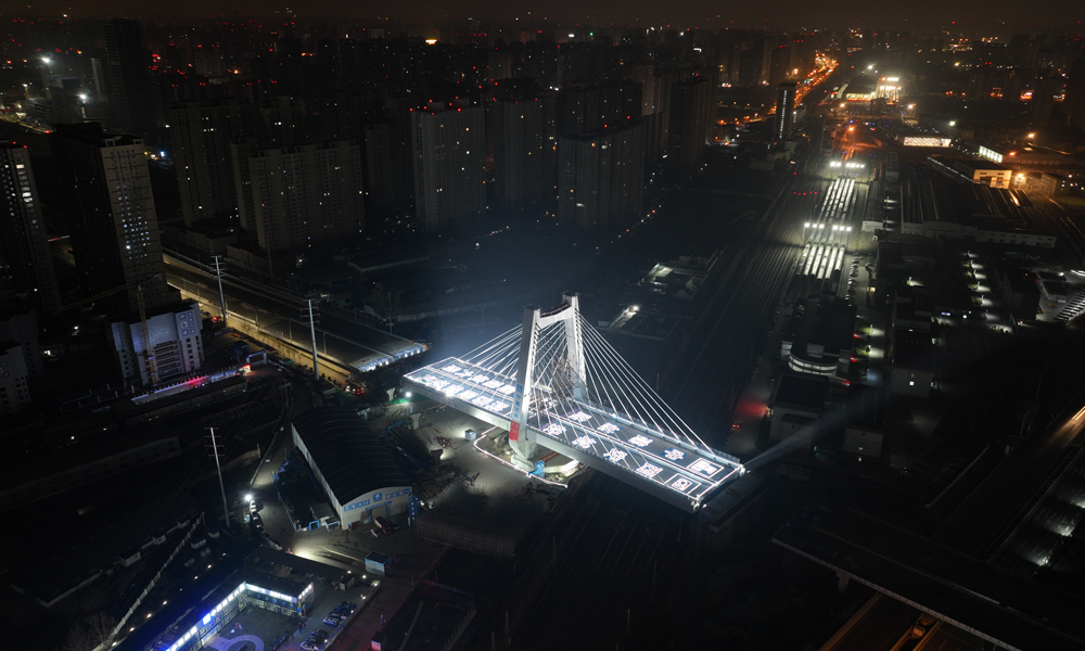 該座獨塔斜拉橋總長超過160米，轉體重量達到4.8萬噸，是幸福路北延伸工程主線上跨隴海鐵路的立交橋的核心部分。為不影響繁忙的隴海鐵路干線正常運行，項目建設團隊選擇通過轉體方式實現立交橋對隴海鐵路的跨越。本次斜拉橋轉體成功實施，標志著全線控制性工程取得重大突破。 