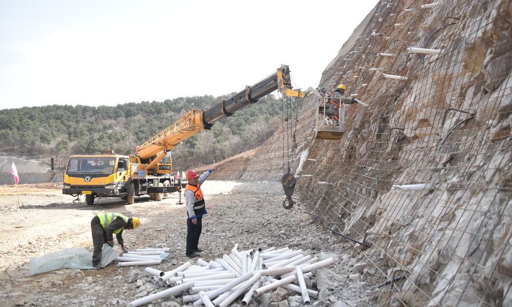 中國五礦陳臺溝鐵礦項目總投資超百億元，一期設(shè)計生產(chǎn)規(guī)模1100萬噸/年、鐵精礦產(chǎn)量470萬噸/年，是國內(nèi)首個超深井、超大規(guī)模開采的“雙超”礦山。圖為近日拍攝的項目施工現(xiàn)場。