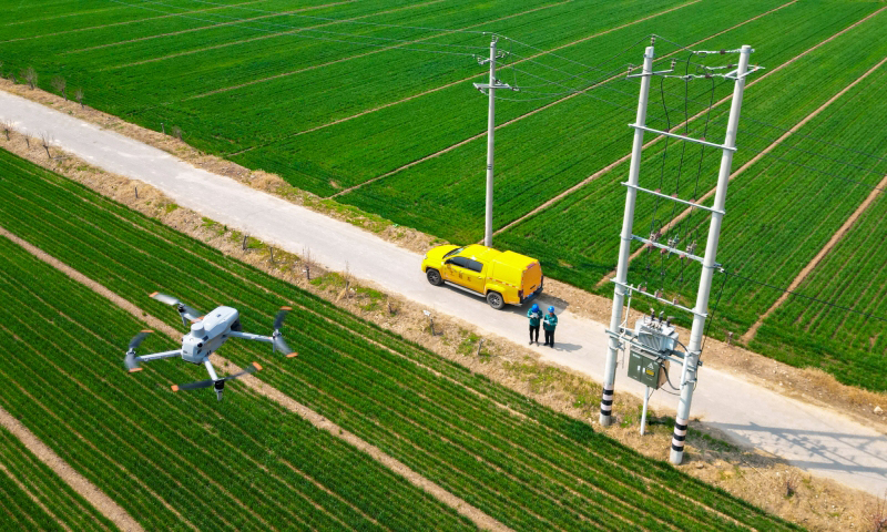 國家電網(wǎng)山東聊城供電公司工作人員開展春灌線路無人機精細化巡檢。