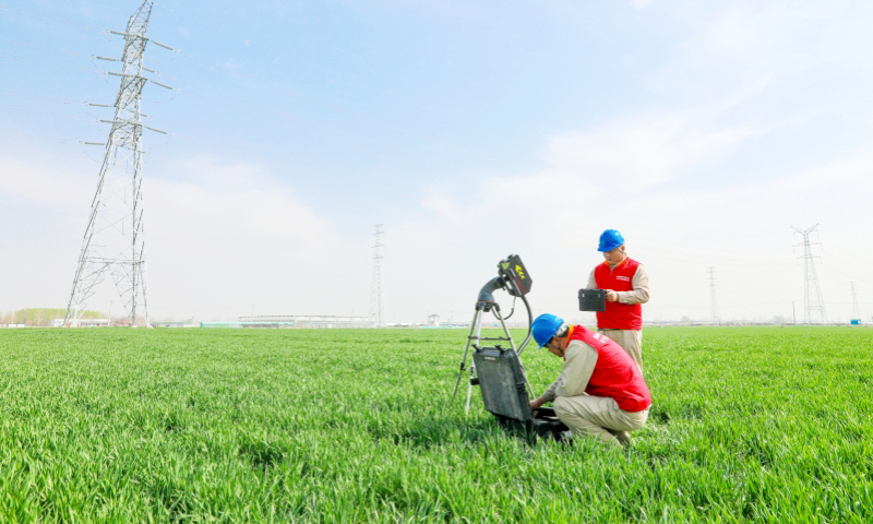 　國家電網(wǎng)江蘇徐州供電公司工作人員利用激光炮清除輸電線路異物，保障春耕春灌用電。
