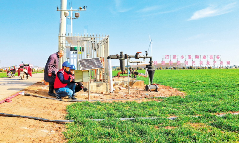 國家電網(wǎng)河南焦作供電公司工作人員巡檢農(nóng)業(yè)臺區(qū)和機井通電設(shè)備運行情況。