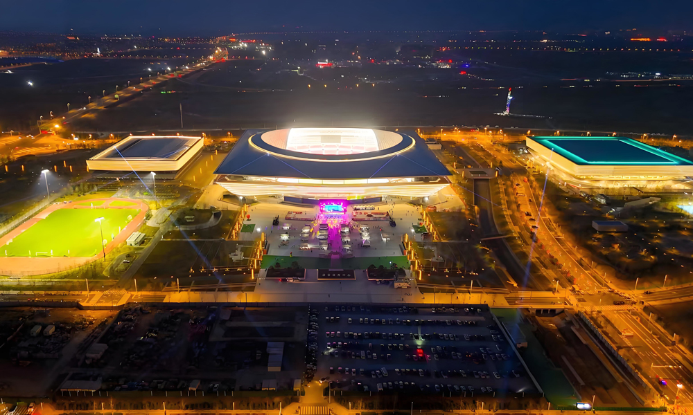 該項目深度應(yīng)用中建二局自主研發(fā)的金屬屋面智慧平臺，導(dǎo)入BIM模型，自動套料下料，該平臺已建立超20項生產(chǎn)數(shù)據(jù)標準接口，可實現(xiàn)同源數(shù)據(jù)在上下游相關(guān)企業(yè)的一鍵無損流轉(zhuǎn)，極大提高屋面構(gòu)件的下料速度并將項目平均套料損耗率降低至1%以下，安裝精度控制在5毫米以內(nèi)，實現(xiàn)了屋面下料速度和精度的“雙翻倍”，此外，智慧平臺還可以實時掌握，現(xiàn)場質(zhì)量情況、整改閉合度及形象進度，推動現(xiàn)場精細化管理。