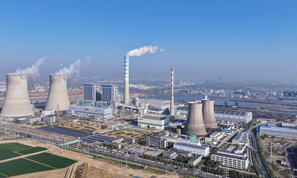 江蘇宿遷公司1×B50兆瓦燃煤背壓熱電聯(lián)產(chǎn)項(xiàng)目建設(shè)正如火如荼進(jìn)行，作為國(guó)內(nèi)首臺(tái)套500噸每小時(shí)等級(jí)塔式鍋爐，建成后供熱能力達(dá)到350噸/小時(shí)，對(duì)區(qū)域供熱的安全性、經(jīng)濟(jì)性、可靠性產(chǎn)生較大影響。丁一 攝