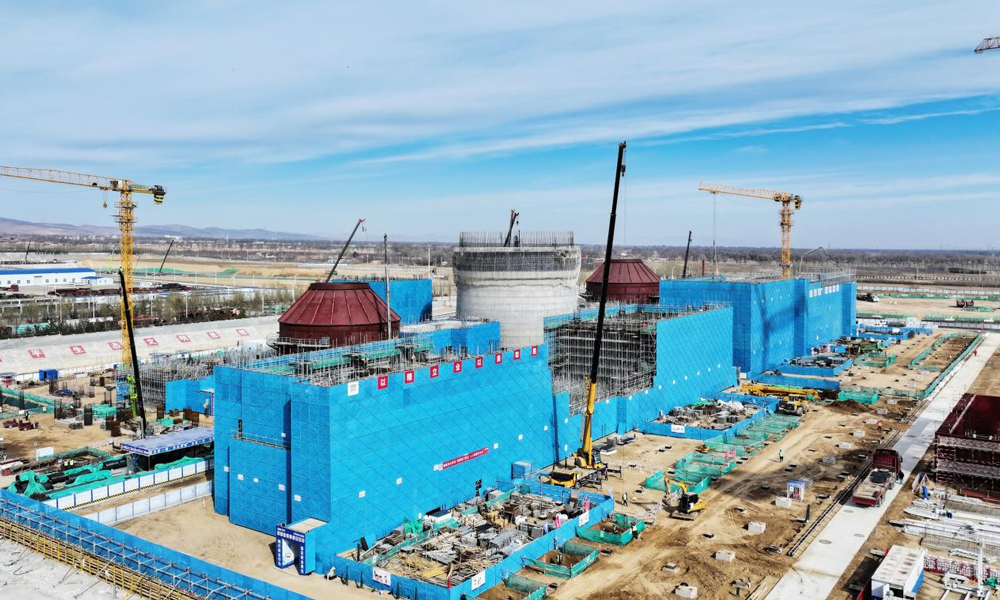 寧夏騰格里六盤山電廠建設(shè)工程建設(shè)現(xiàn)場(chǎng)，2000余名建設(shè)者正緊張有序地進(jìn)行鍋爐鋼架吊裝、煙囪筒壁澆筑、間冷塔安裝等建設(shè)環(huán)節(jié)，一片熱火朝天的繁忙景象。宗柚鎂 攝