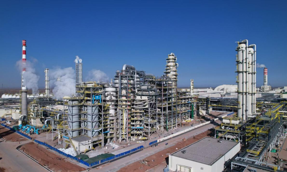 項目位于內蒙古自治區鄂爾多斯市烏審旗，由中國建筑旗下中建安裝承建。中建安裝所屬蘇杭公司承建3套百萬噸級MTO裝置、C4裝置、烯烴循環水站建安工程，中建五洲承建21臺大直徑非標設備的制作安裝工程。乙烯、丙烯等低碳烯烴是生產塑料及精細化學品的基本有機化工原料。用煤炭替代石油生產烯烴的過程中，MTO裝置是將甲醇轉化為烯烴的關鍵設備。自承建寧夏寶豐能源項目全球首套百萬噸級甲醇制烯烴裝置投產后，中建安裝團隊挺進內蒙古荒漠深處，在這里首次實現同時建設三套百萬噸級MTO裝置。