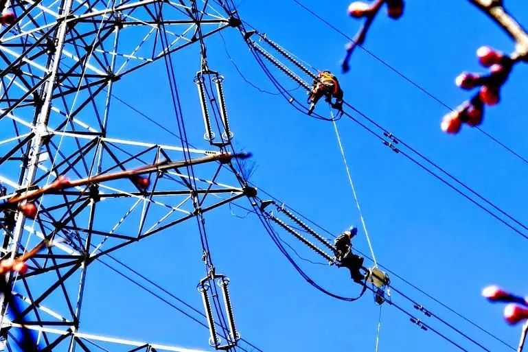 當(dāng)前，各地春季電網(wǎng)設(shè)備檢修工作有條不紊開展。國家電網(wǎng)有限公司堅(jiān)決扛牢電力保供首要責(zé)任，周密部署電網(wǎng)春檢各項(xiàng)工作，確保電網(wǎng)安全穩(wěn)定運(yùn)行和電力可靠供應(yīng)。國家電網(wǎng)公司各單位壓緊壓實(shí)安全責(zé)任，統(tǒng)籌安排檢修計(jì)劃，運(yùn)用先進(jìn)技術(shù)、創(chuàng)新檢修工藝、加強(qiáng)現(xiàn)場(chǎng)管理，高標(biāo)準(zhǔn)高質(zhì)量開展作業(yè)，全面提升設(shè)備健康水平，為經(jīng)濟(jì)社會(huì)高質(zhì)量發(fā)展提供有力支撐。圖為國家電網(wǎng)北京市電力公司工作人員在220千伏輸電線路現(xiàn)場(chǎng)開展X光檢測(cè)工作。