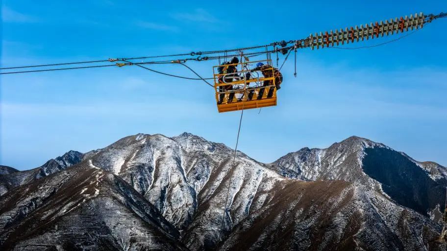 國家電網(wǎng)甘肅白銀供電公司工作人員在330千伏白蘆Ⅰ線進(jìn)行地線壓接等工作。