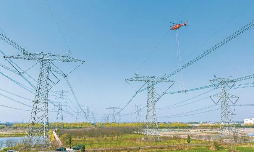 國家電網(wǎng)浙江湖州供電公司聯(lián)合國網(wǎng)電力空間技術(shù)有限公司對(duì)±800千伏特高壓錦蘇線開展直升機(jī)帶電檢修。