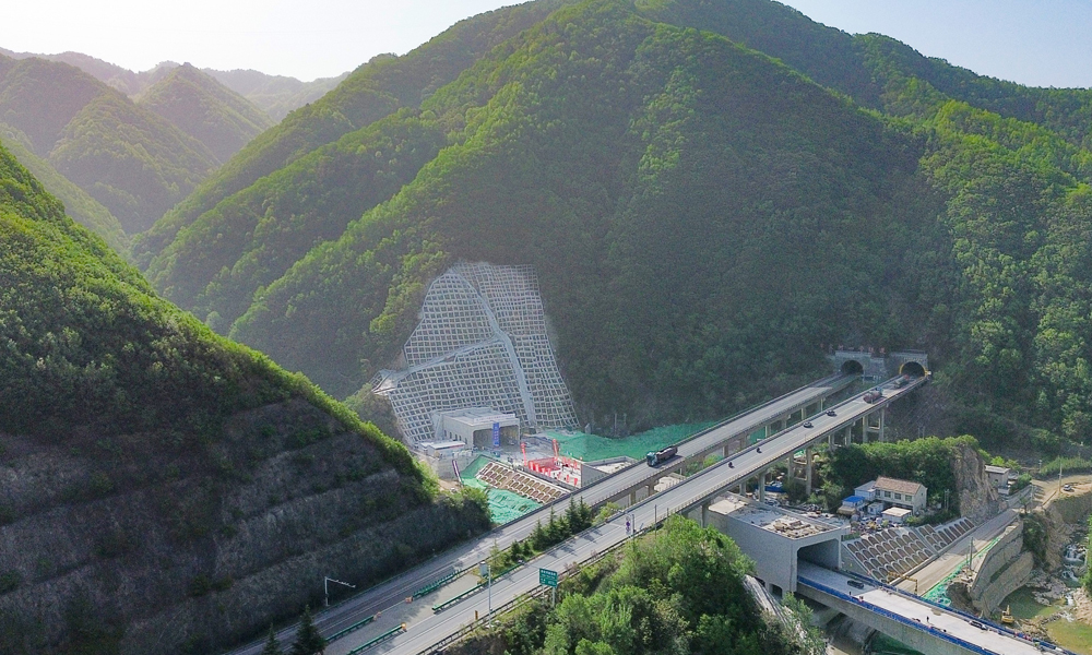 近日，由中國鐵建所屬鐵一院勘察設計、中鐵十八局承建的西十高鐵秦嶺馬白山隧道順利貫通，這是全國目前已貫通的最長高鐵隧道，該隧道的貫通標志著西十高鐵建設取得突破性進展。圖為馬白山隧道外景。