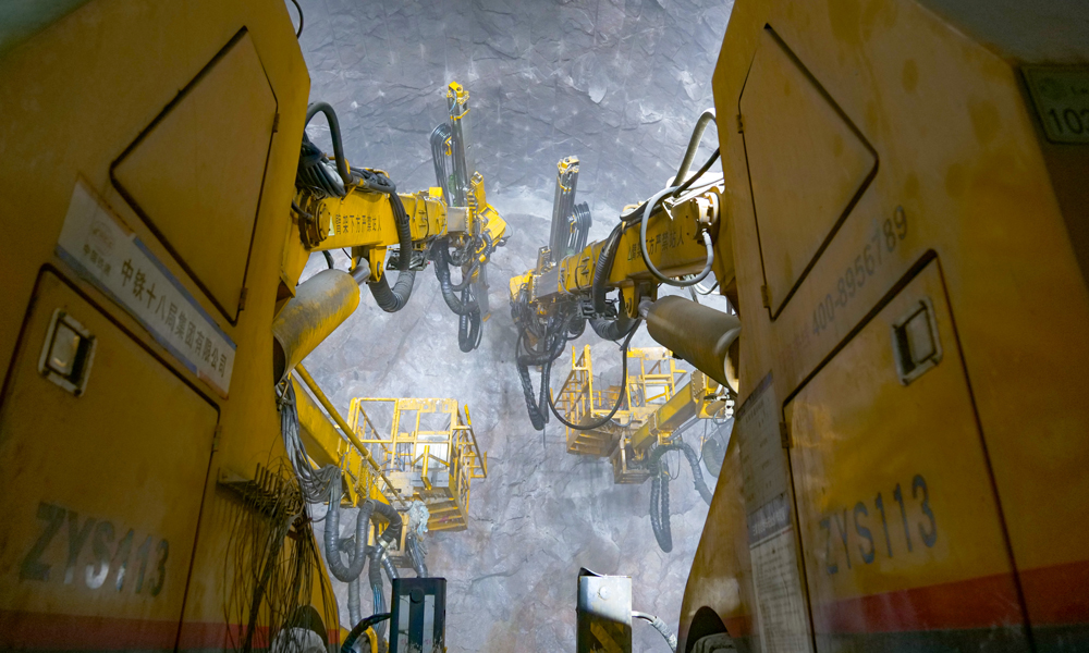 西安至十堰高速鐵路是陜西“米”字形高鐵網中重要的一“捺”，這條高鐵途經西安、商洛、十堰三市，接入已建成的武漢至十堰高鐵，新建正線長255.7公里，設計速度為每小時350公里，其中陜西段總長169公里。圖為掌子面施工作業現場。 