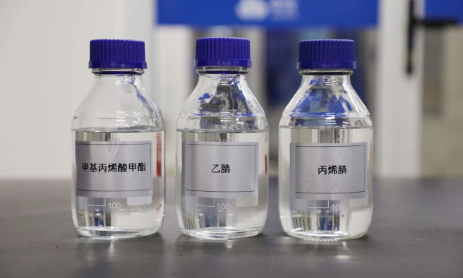 自2022年12月30日主體裝置開工建設(shè)以來，中化泉州石化歷時(shí)23個(gè)月，完成26萬噸/年丙烯腈（AN）裝置、10萬噸/年甲基丙烯酸甲酯（MMA）裝置等及公輔配套工程建設(shè)，于2024年11月30日建成中交，進(jìn)入試生產(chǎn)階段。丙烯腈是合成纖維、合成橡膠和合成樹脂的重要單體，是生產(chǎn)碳纖維等高附加值產(chǎn)品的核心材料。甲基丙烯酸甲酯是重要的有機(jī)化工原料和化工產(chǎn)品，主要用于生產(chǎn)有機(jī)玻璃（PMMA）、聚氯乙烯助劑ACR、甲基丙烯酸甲酯-苯乙烯-丁二烯共聚物（MBS）。