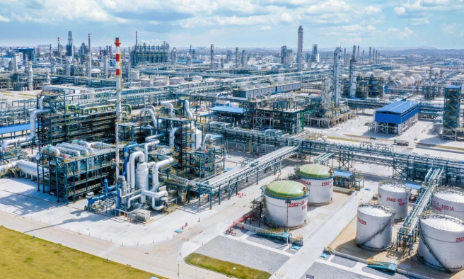 近日，中國中化旗下中化泉州石化26萬噸/年丙烯腈項(xiàng)目在福建省泉州市泉惠石化工業(yè)園區(qū)內(nèi)一次開車成功。該項(xiàng)目依托中化泉州煉化一體化項(xiàng)目原料優(yōu)勢，生產(chǎn)高附加值的丙烯腈等化工產(chǎn)品。 