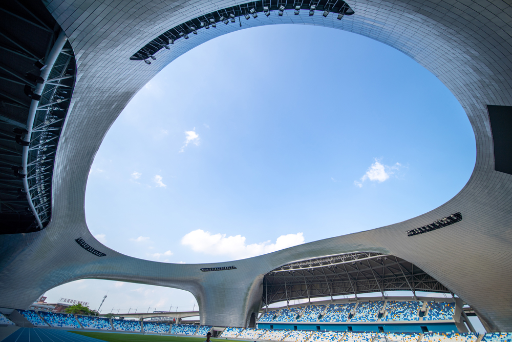 德勝體育中心場館索結(jié)構(gòu)采用光纖光柵智慧索，是全國建筑工程領(lǐng)域內(nèi)的首次應用，中建五局項目團隊首創(chuàng)熱鑄型光纖光柵智慧索制作法，制造研發(fā)出光纖光柵智慧拉索。該智慧索具有監(jiān)測精度高量程大、抗電磁干擾的特點，能夠長期在線實時監(jiān)測索力，有效解決了建筑工程大跨空間索結(jié)構(gòu)索力監(jiān)測關(guān)鍵技術(shù)難題，相關(guān)技術(shù)研究被鑒定為國內(nèi)領(lǐng)先水平。