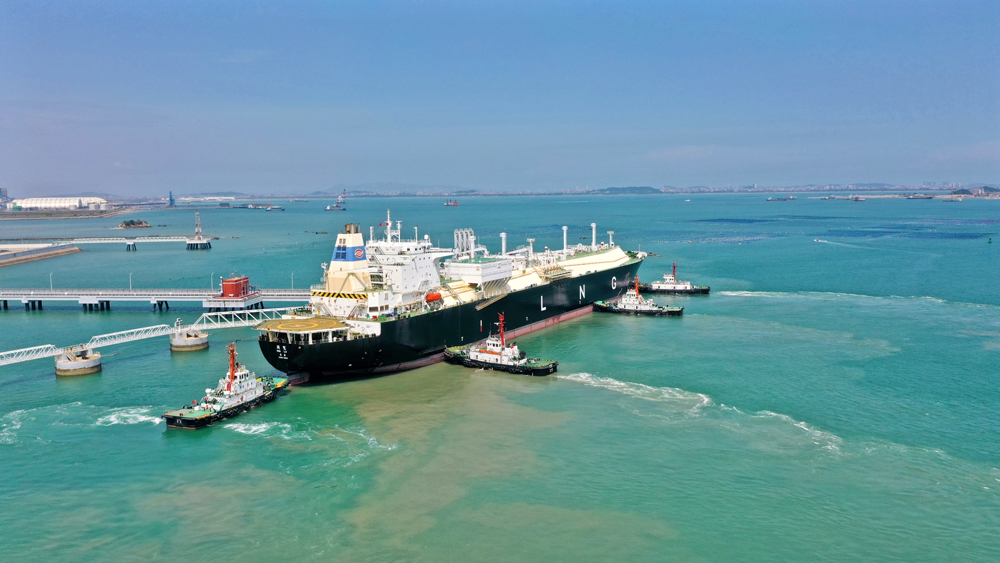 據(jù)悉，6月以來，福建省氣溫逐步攀升，省內(nèi)調(diào)峰電廠用氣需求增大。中國海油湄洲灣“綠能港”積極做好迎峰度夏天然氣保供工作，為迎峰度夏備足“底氣”。