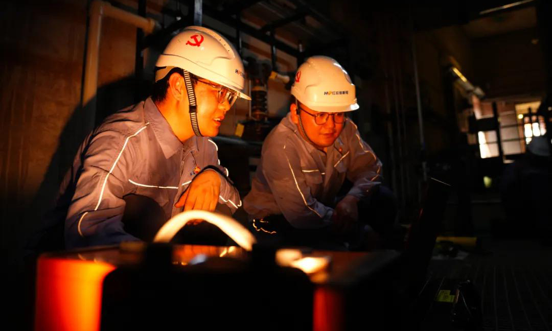 中廣核旗下紅沿河核電機械部作業班組工作人員進行主蒸汽安全閥在線壓力整定試驗。