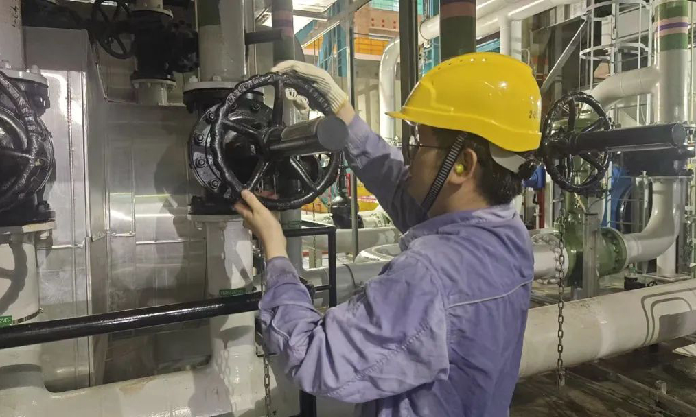 中廣核旗下防城港核電工程師為二回路啟動做準備。