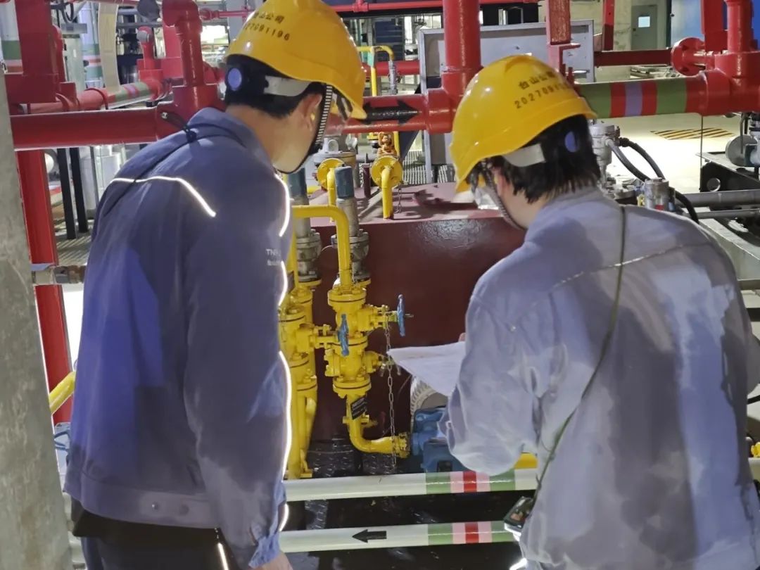 中廣核旗下臺山核電運行人員核對AAD（啟動和停運給水系統）電動潤滑油泵的設備狀態。