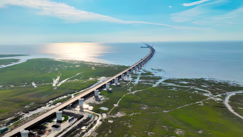 杭州灣跨海鐵路橋是新建南通至寧波高鐵的關(guān)鍵控制性工程，全長29.2公里，連接嘉興海鹽和寧波慈溪，設(shè)計時速350公里。