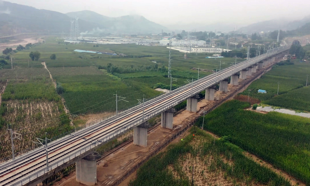 近日，中國中鐵旗下中鐵電氣化局、武漢電氣化局參建的西延高鐵全線接觸網(wǎng)送電成功，為后續(xù)線路熱滑試驗和聯(lián)調(diào)聯(lián)試工作奠定基礎(chǔ)。