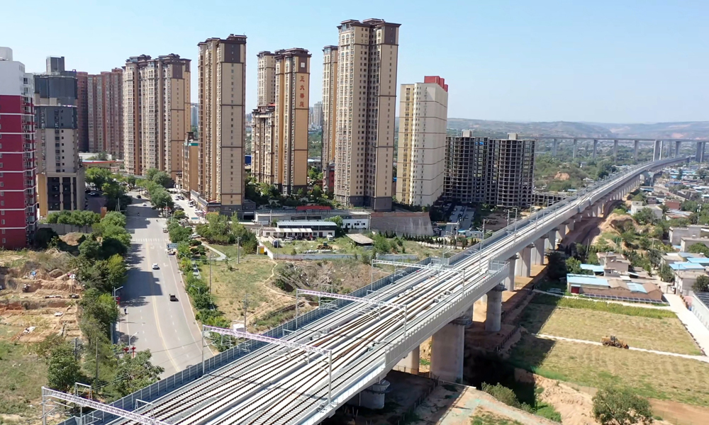 西延高鐵接觸網(wǎng)架設(shè)工作自4月23日開始，分為西銅、銅延2個標(biāo)段，共安裝接觸網(wǎng)支柱6185根和接觸網(wǎng)導(dǎo)線805.18條公里。其中西安至銅川段由中鐵武漢電氣化局承建，銅川段至延安段由中鐵電氣化局承建。