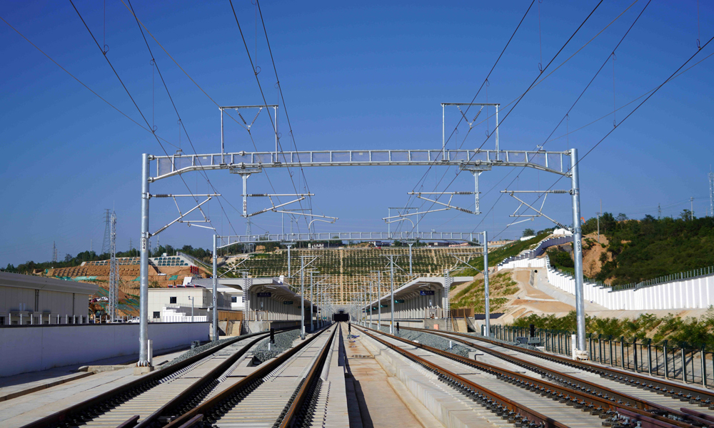 西延高鐵全長299.8公里，是陜北革命老區(qū)的首條高鐵，是“八縱八橫”高鐵網(wǎng)包（銀）海通道的重要組成部分。線路建成投入運(yùn)營后，西安至延安的運(yùn)行時間將從目前的2個半小時縮短至1小時左右，對深入推進(jìn)西部大開發(fā)戰(zhàn)略、助力革命老區(qū)鄉(xiāng)村振興、進(jìn)一步完善優(yōu)化國家高速鐵路網(wǎng)絡(luò)布局具有重要意義。