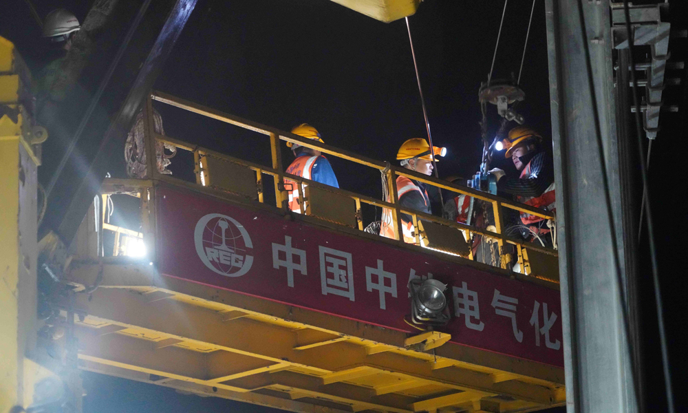 建設(shè)過程中，項目團(tuán)隊嚴(yán)把施工質(zhì)量，科學(xué)組織施工，采用恒張力放線車進(jìn)行接觸網(wǎng)導(dǎo)線架設(shè)，通過閉環(huán)反饋系統(tǒng)實時調(diào)控架設(shè)速度與張力，確保每米接觸線的平直度誤差控制在0.1毫米以內(nèi)，為高鐵列車平穩(wěn)可靠取電奠定基礎(chǔ)。