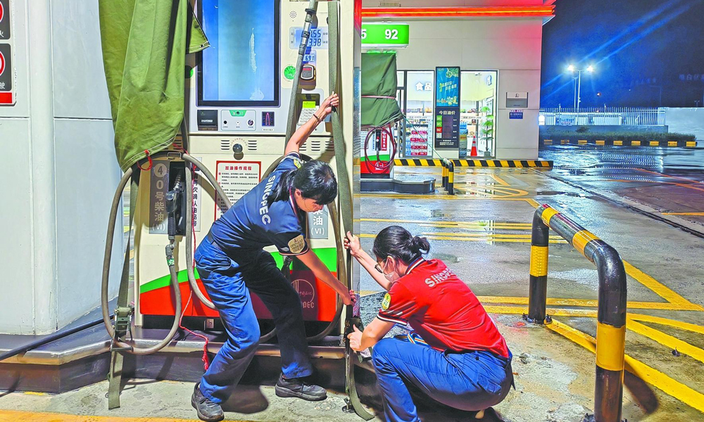 廣東茂名石油南海加能站工作人員加固加油機。