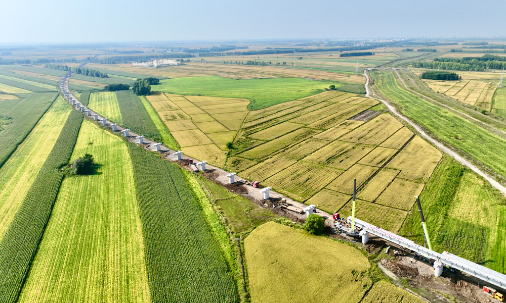 近日，佳同鐵路擴能改造工程同江特大橋進入架梁施工階段。佳同鐵路擴能改造工程西起佳木斯市東佳木斯站，終至同江北站，是一條以貨運為主，兼顧客運的干線鐵路，改造線路全長258.25公里。