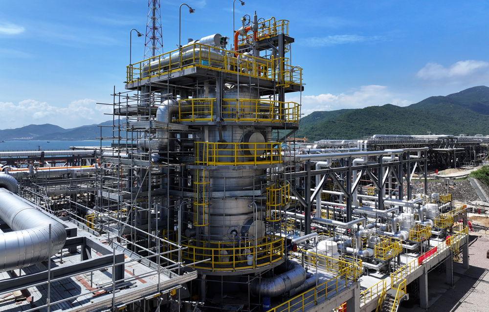 今年6月，大鵬LNG接收站可靠性改造項目新增的4臺高壓泵和3臺開架式氣化器順利通過系統性能測試，接收站成功具備10條生產線，外輸能力較原來提升約4成，全力保障迎峰度夏期間天然氣資源穩定供應。