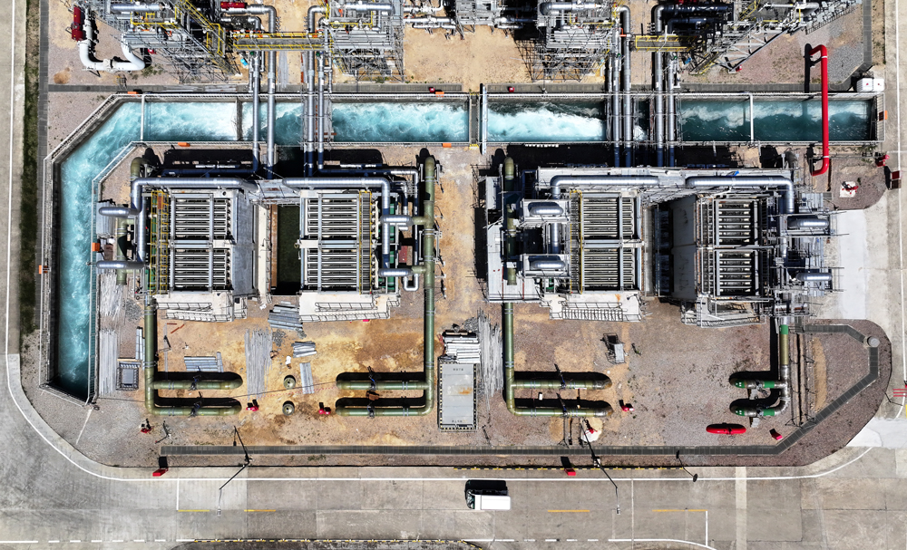 作為粵港澳大灣區重要能源保供企業之一，大鵬LNG為廣東省33%的天然氣發電機組供應能源，同時是香港城市燃氣唯一的天然氣供應來源。自2006年投產至今，大鵬LNG已累計供應天然氣1.19億噸。圖為完成可靠性改造項目后的大鵬LNG全貌。