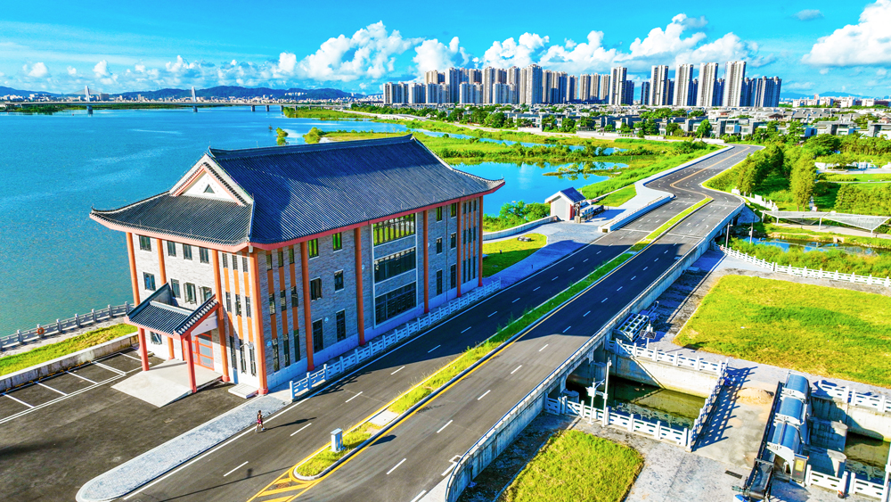 近日拍攝的廣東省珠海市海堤提升項目現場。