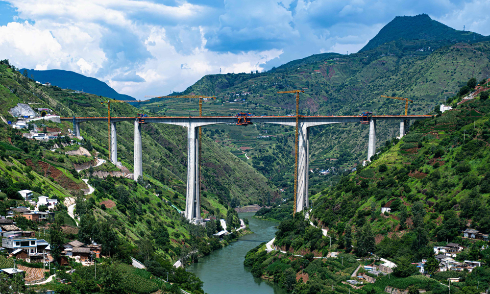 近日，中國中鐵旗下中鐵二局承建的渝昆高鐵重難點控制性工程——江底牛欄江特大橋全橋合龍。該橋位于云南省會澤縣與貴州省威寧彝族回族苗族自治縣交界處，全橋長568.8米，剛構連續梁主跨長160米，主墩高122.5米。