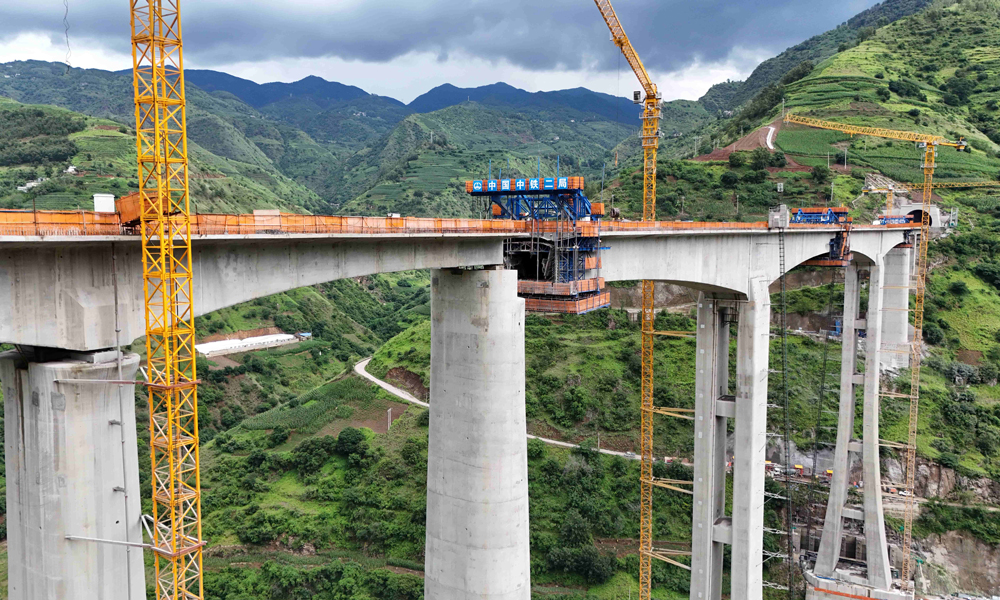 江底牛欄江特大橋橫跨云貴交界處的牛欄江V形河谷地帶，施工場地狹窄，兩岸危巖落石頻發。建設過程中，中鐵二局項目團隊持續改進施工工藝流程等舉措，成功攻克了高空作業墜落風險突出等一系列施工難題，為大橋順利合龍提供了有力支撐。