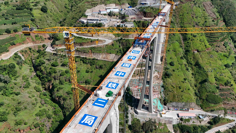 渝昆高鐵作為國家高速鐵路“八縱八橫”京昆通道的重要組成部分，是云南省內首條設計時速達到350公里的高速鐵路，也是西南地區對外開放和高質量共建“一帶一路”、通往東盟的重要通道。建成通車后，將加強成渝、滇中城市群聯系，促進區域經濟社會協調發展，為沿線人民群眾美好出行愿望提供強有力的交通保障。