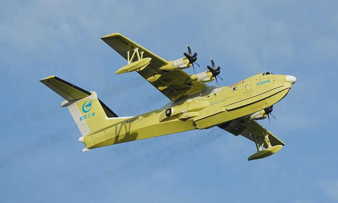 日前，AG600批產(chǎn)第三架機(jī)（1103架機(jī)）在廣東珠海完成生產(chǎn)試飛。這標(biāo)志著2025年AG600項(xiàng)目小批投產(chǎn)三架機(jī)的生產(chǎn)試飛任務(wù)全面完成，實(shí)現(xiàn)了從型號(hào)適航取證向小批生產(chǎn)的重要跨越，為推動(dòng)型號(hào)完成年度任務(wù)目標(biāo)、后續(xù)正式交付運(yùn)營(yíng)奠定了堅(jiān)實(shí)基礎(chǔ)。