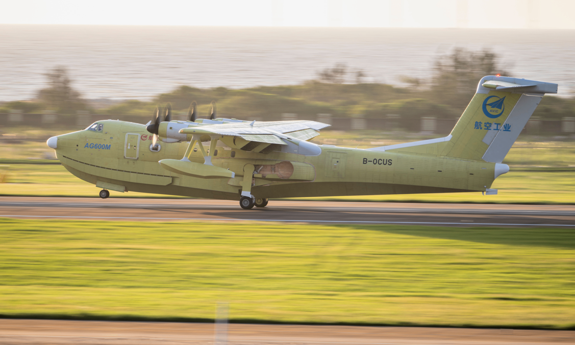 近日拍攝的AG600“鯤龍”批產(chǎn)第三架機(jī)生產(chǎn)試飛現(xiàn)場(chǎng)。