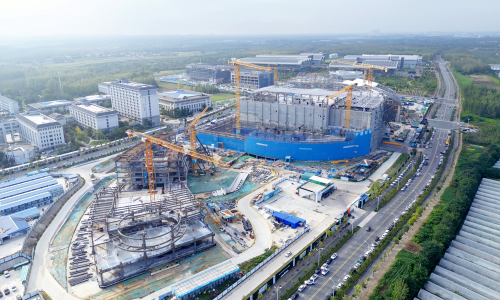 在BEST主機大廳施工中，項目團隊成功攻克了高精度預埋件安裝和無磁鋼施工等核心技術難題。中建四局自主研發的“適用于重荷載高精度的預埋支撐平臺及其預埋工藝”，形成了獨立穩定的支撐結構，能有效抵御鋼筋擾動和施工振動。該專利工藝保證了3萬多個預埋件的精準定位，為杜瓦底座的毫米級精準落位奠定了堅實基礎。