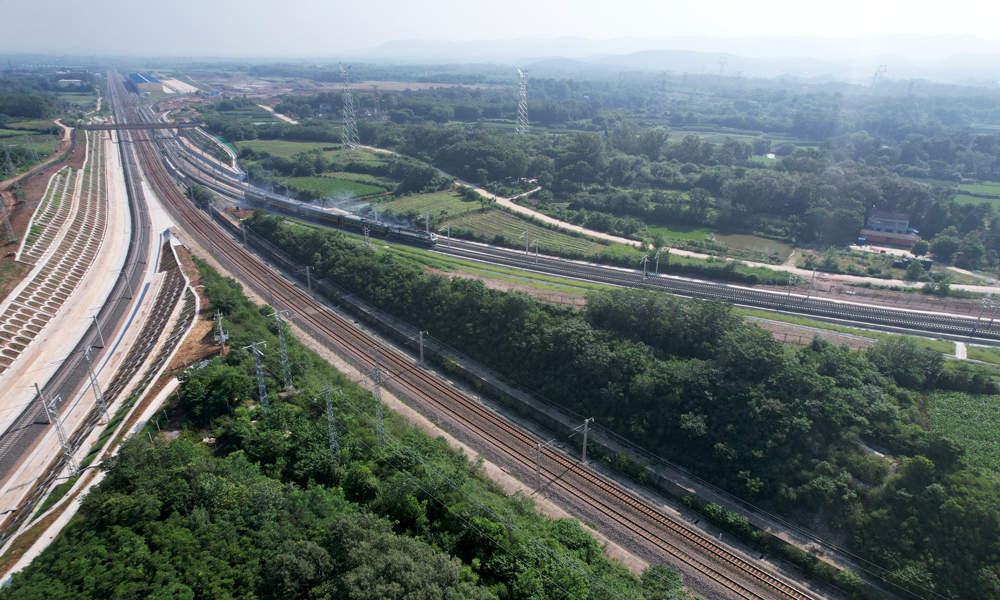 浩吉鐵路荊門北至子陵聯絡線位于湖北省荊門市，線路北起浩吉鐵路荊門北站南端，南接焦柳鐵路子陵所，全長7.21公里，建設內容涵蓋荊門北站改造、焦柳改建、新建上下行聯絡線及子陵所等施工任務。