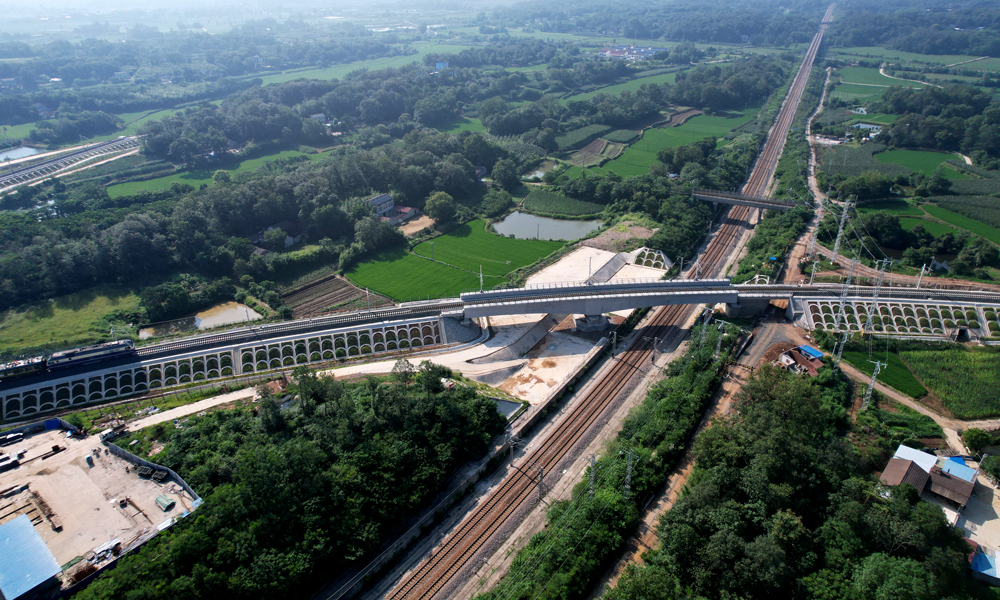 工程投入運營后，將有效提升煤炭等大宗貨物的運輸效率，來自浩吉的滾滾“烏金”無需繞道，便能通過焦柳線直抵南方各地；焦柳沿線豐富的工業產品、農副產品也將獲得一條北上或西行的便捷通道。同時，將進一步完善區域鐵路網布局，優化區域鐵路運輸組織，為后續全線貫通及路網能力提升提供有力支撐。
