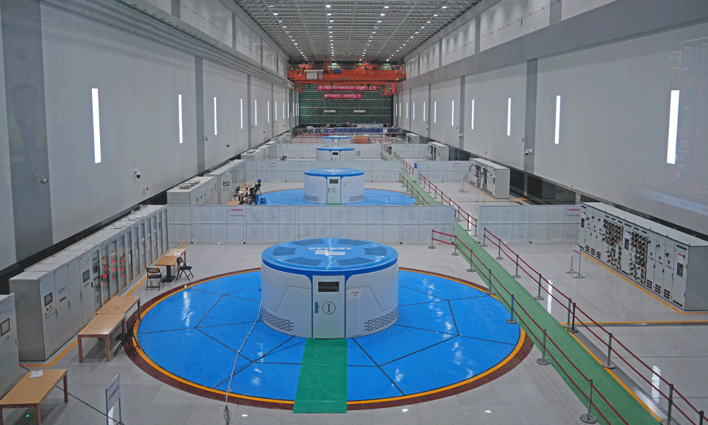 接下來，南方電網將繼續按照項目建設總目標，協同各參建單位穩步推進后續工程建設，力爭在今年年底實現南寧抽水蓄能電站投產發電。圖為南寧抽水蓄能電站發電機房。