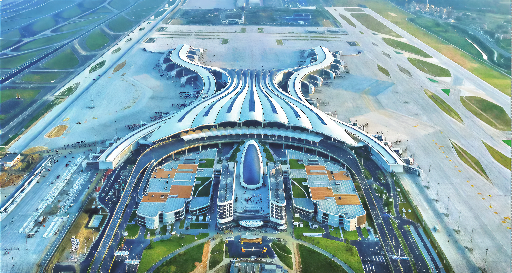 近日，廣州白云國際機場新建T3航站樓正式投運，白云機場第五跑道也同日運行。這標(biāo)志著歷時五年多建設(shè)的粵港澳大灣區(qū)重大工程、國家重點交通樞紐工程——白云機場三期擴建工程正式投運。廣州白云國際機場進入“五條跑道+兩塔臺+三座航站樓”的超大規(guī)模運行新時代。