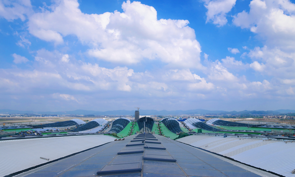 白云機場三期擴建工程多項工藝技術(shù)為國內(nèi)首創(chuàng)。在推進全國最大體量不銹鋼連續(xù)著色焊接屋面時，項目團隊開發(fā)焊縫管理程序，對35萬道焊縫實行“基層處理100%停檢、成品100%舉牌驗收、數(shù)據(jù)100%建檔”精準(zhǔn)管控，并引入連續(xù)自動焊機，完成31.19萬平方米屋面的無縫焊接。