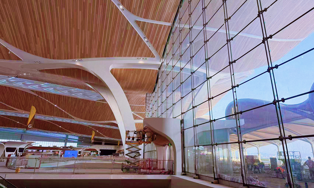 廣州白云國際機場T3航站樓項目南立面幕墻設(shè)計為拉索幕墻，是全國首例固定在屋面網(wǎng)架結(jié)構(gòu)上的幕墻體系，面對單根預(yù)拉力高達(dá)100噸、長度達(dá)4300米拉索體系，項目團隊深入研究張拉與監(jiān)測方案，通過植入內(nèi)置傳感器的“智慧索”，實現(xiàn)幕墻體系的全天候健康監(jiān)測，確保拉索幕墻整體安全。