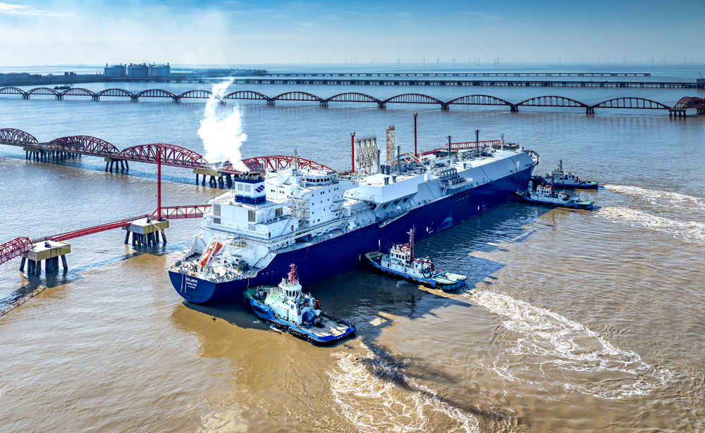 截至目前，中國石油所屬液化天然氣（LNG）接收站今冬累計接卸LNG船舶21艘，氣化能力創歷史新高。圖為滿載15萬立方米LNG的船舶靠泊江蘇LNG接收站碼頭。 