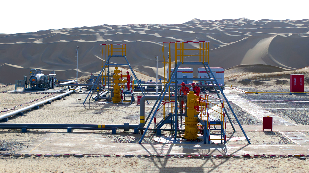 12月9日，塔里木油田塔西南公司全面開展冬季工藝設備運行的防寒工作，保障百姓冬季用氣穩定。圖為和田河油氣運維中心采氣工巡查單井的運行情況。