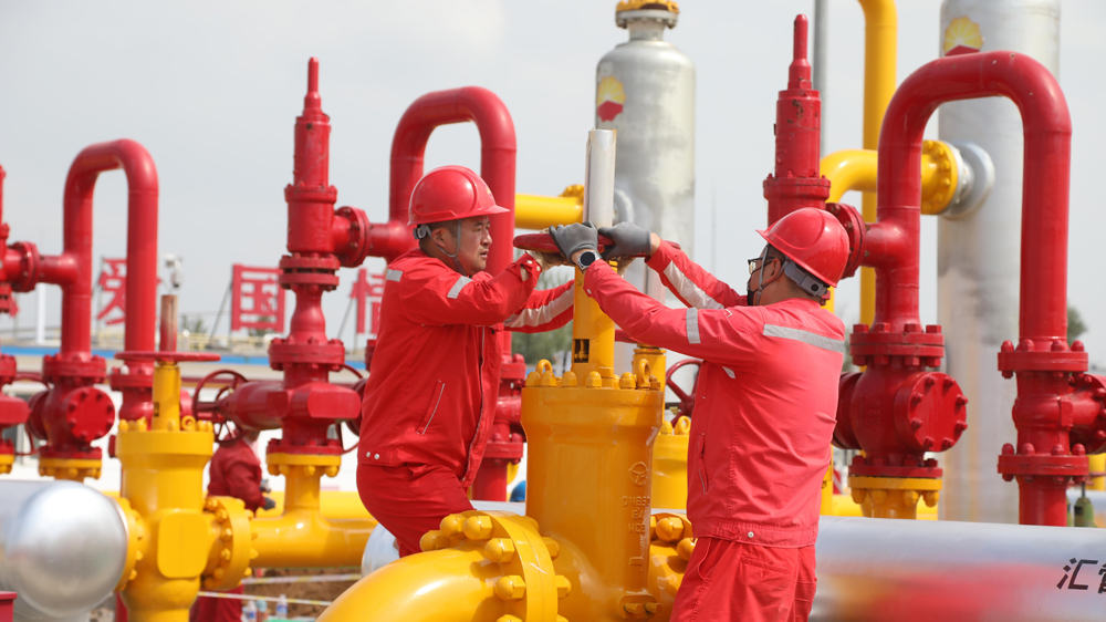 讓人民群眾在寒冷天氣里安心、放心、暖心，是中國石油每個冬供季的頭等大事。今年以來，中國石油加強形勢分析研判，統一安排部署，積極籌措資源，全力以赴做好保供工作。圖為榆林天然氣處理廠崗位員工進行閥門開啟操作。