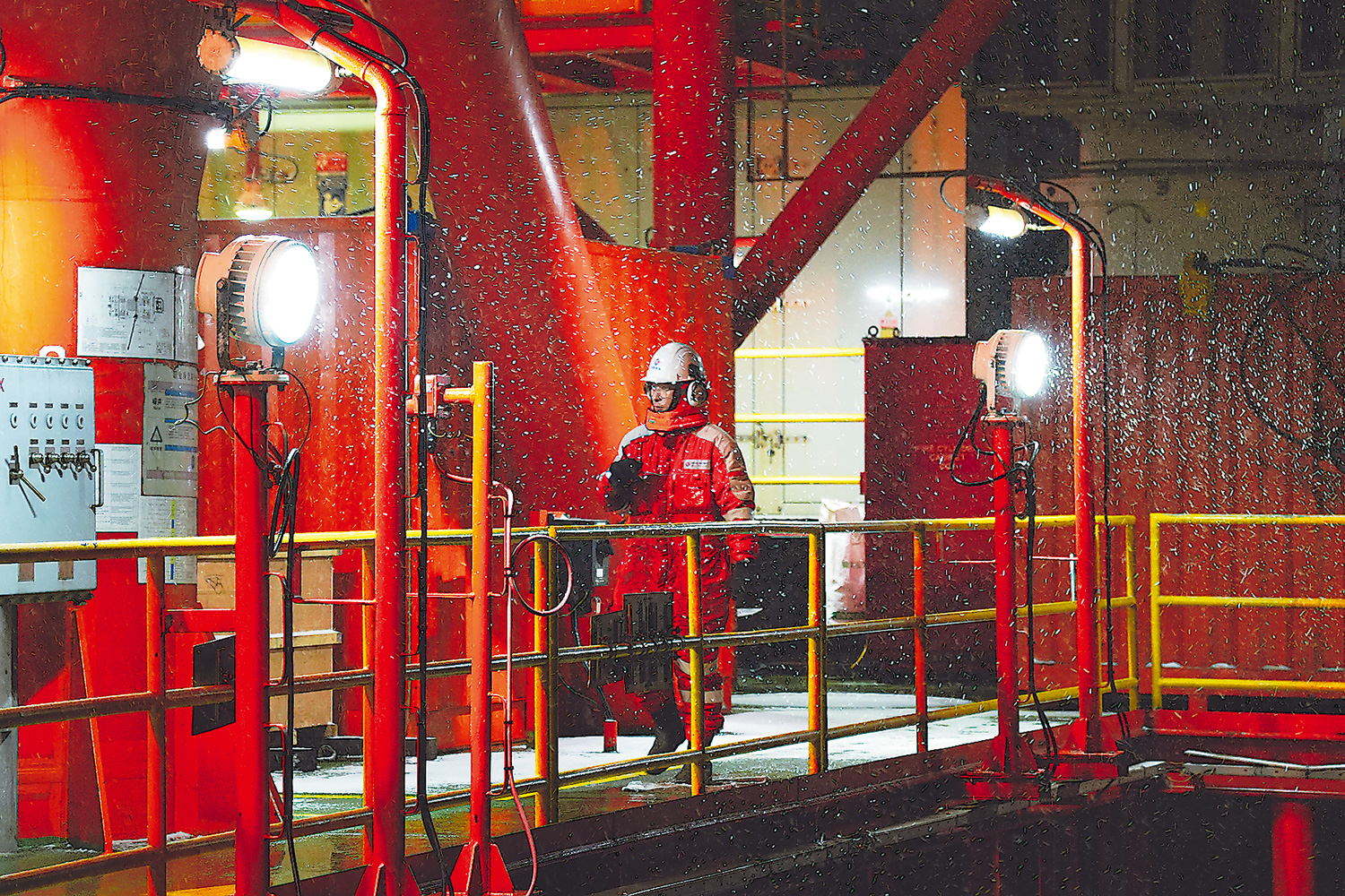 旅大16-3油田夜班操作人員在雪中巡檢。