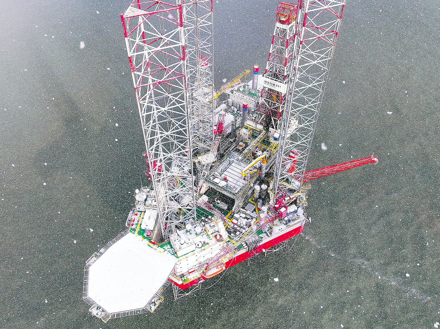 “海洋石油941”鉆井平臺在渤海中部海域進行鉆井作業。