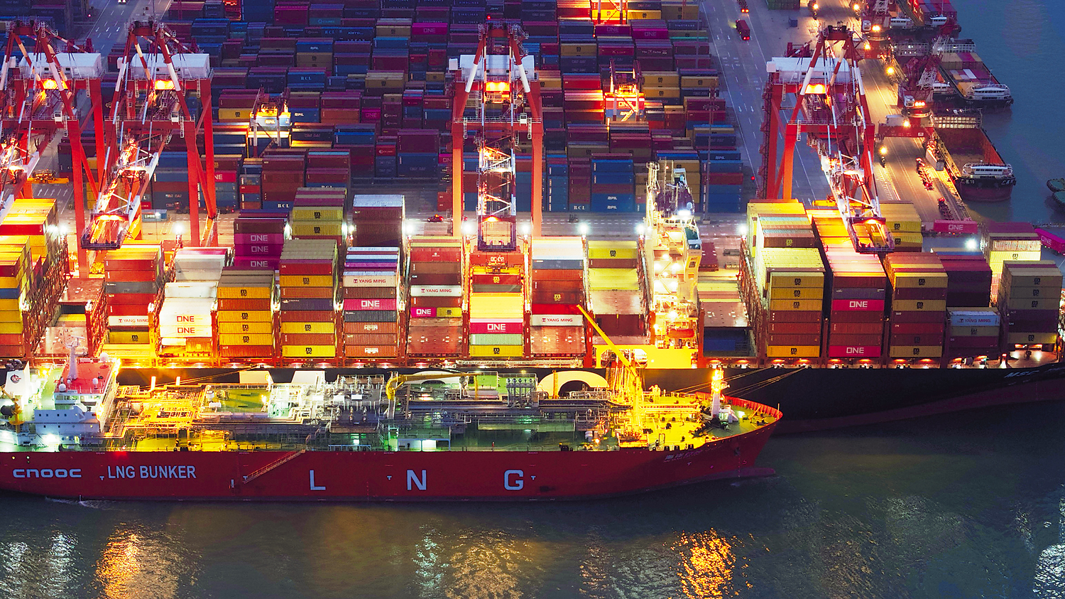 “海洋石油301”液化天然氣（LNG）運輸加注船為國際遠洋船舶加注保稅LNG燃料。